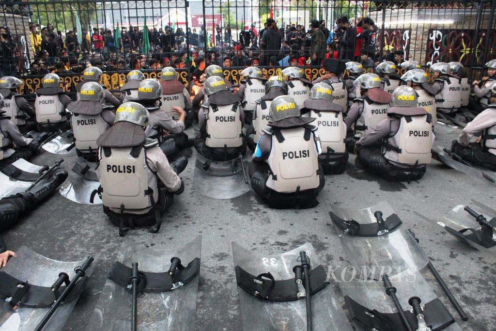 Aparat Polresta Palangkaraya duduk bersama mahasiswa di sela-sela unjuk rasa di kantor Gubernur Kalteng, Kamis (17/11/2022). Mereka meminta Gubernur Kalteng datang, tetapi tak pernah tercapai.