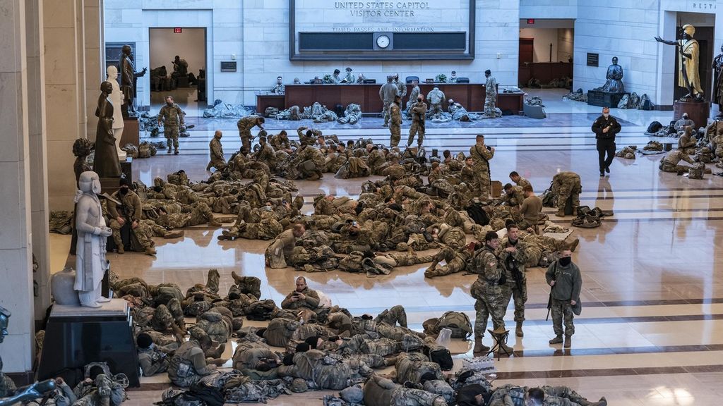 Ratusan pasukan Garda Nasional berjaga di dalam Gedung Capitol saat Kongres AS menggelar pemungutan suara pemakzulan Presiden AS Donald Trump di Gedung Capitol Washington, Rabu (13/1/2021).