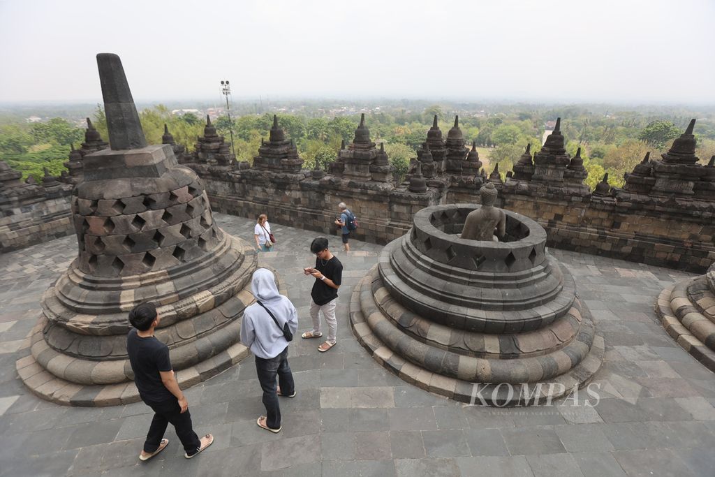 Wisatawan berkunjung ke Candi Borobudur, Magelang, Jawa Tengah, Rabu (25/10/2023). 