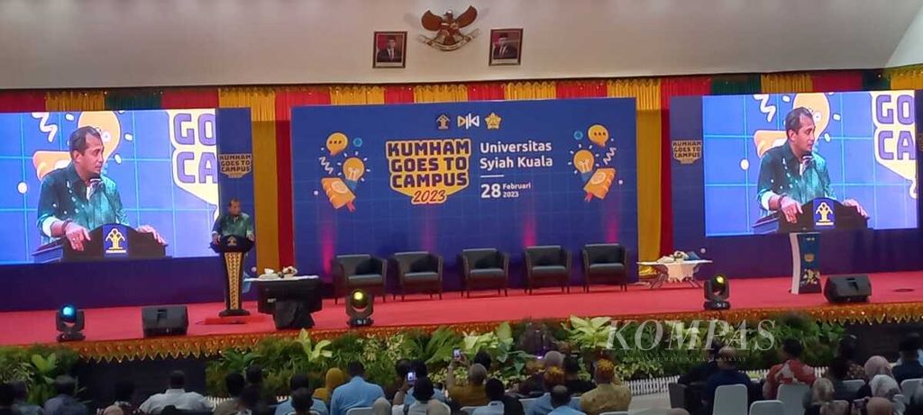 Wakil Menteri Hukum dan Hak Asasi Manusia Eddy OS Hiariej menyosialisasikan Kitab Undang-undang Hukum Pidana baru kepada praktisi, akademisi, dan mahasiswa di Universitas Syah Kuala, Banda Aceh, Aceh, Selasa (28/2/2023).