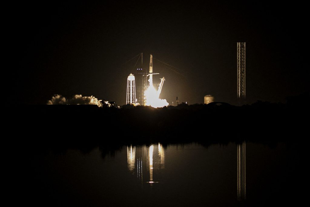 Roket Falcon 9 milik SpaceX dengan wahana Crew Dragon yang mengangkut misi Crew-7 NASA-SpaceX mengangkasa dari landas peluncuran di Launch Complex 39A di Pusat Antariksa Kennedy di Cape Canaveral, Florida, Amerika Serikat, 26 Agustus 2023.