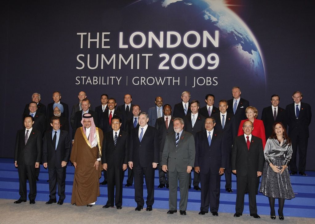 Para pemimpin G-20 berpose pada pertemuan puncak di ExCel Center, London, Inggris, Kamis (2/4/2009). Presiden Susilo Bambang Yudhoyono ada di urutan ketiga dari kanan di barisan terdepan. G-20 dinilai sebagai pertemuan bersejarah dan melahirkan kesepakatan yang relatif mengakomodasikan kepentingan semua anggota. Bagi negara berkembang, kesepakatan yang paling mengena dan berdampak positif adalah penyediaan dana satu triliun dollar AS untuk IMF yang bertujuan membantu negara-negara yang mengalami pelarian modal.