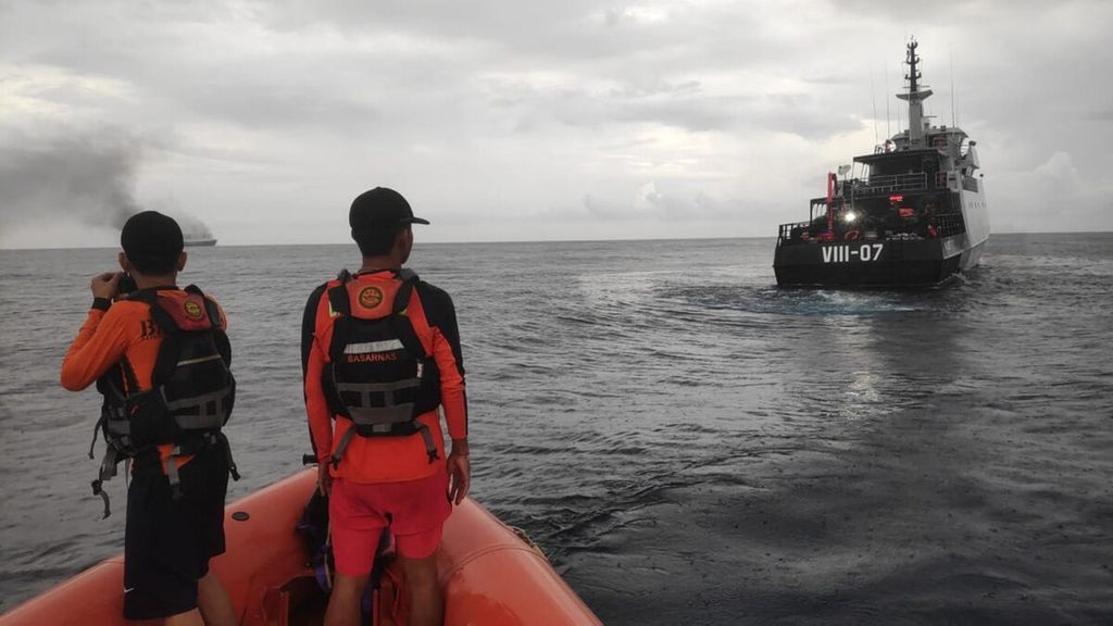 Dokumentasi Kantor SAR Denpasar/Basarnas Bali menampilkan suasana evakuasi kecelakaan laut di perairan utara Karangasem, Bali, Rabu (16/11/2022). KMP Mutiara Timur 1 mengalami musibah terbakar di tengah laut.