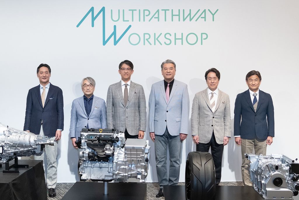 Dari kiri ke kanan, Presiden dan CEO Subaru Corp. Atsushi Osaki; Senior Managing Executive Officer and CTO Subaru Corp Tetsuo Fujinuki; Presiden Direktur dan CEO Toyota Motor Corp. Koji Sato; Wakil Presiden dan CTO Toyota Motor Corp Hiroki Nakajima; Presdir dan CEO Mazda Motor Corp. Masahiro Moro; dan Ichiro Hirose, Senior Managing Executive Officer and CTO Mazda Corp, berfoto di depan produk mesin konvensional yang dikembangkan bersama ketiga perusahaan, di Tokyo, Jepang, Selasa (28/5/2024).