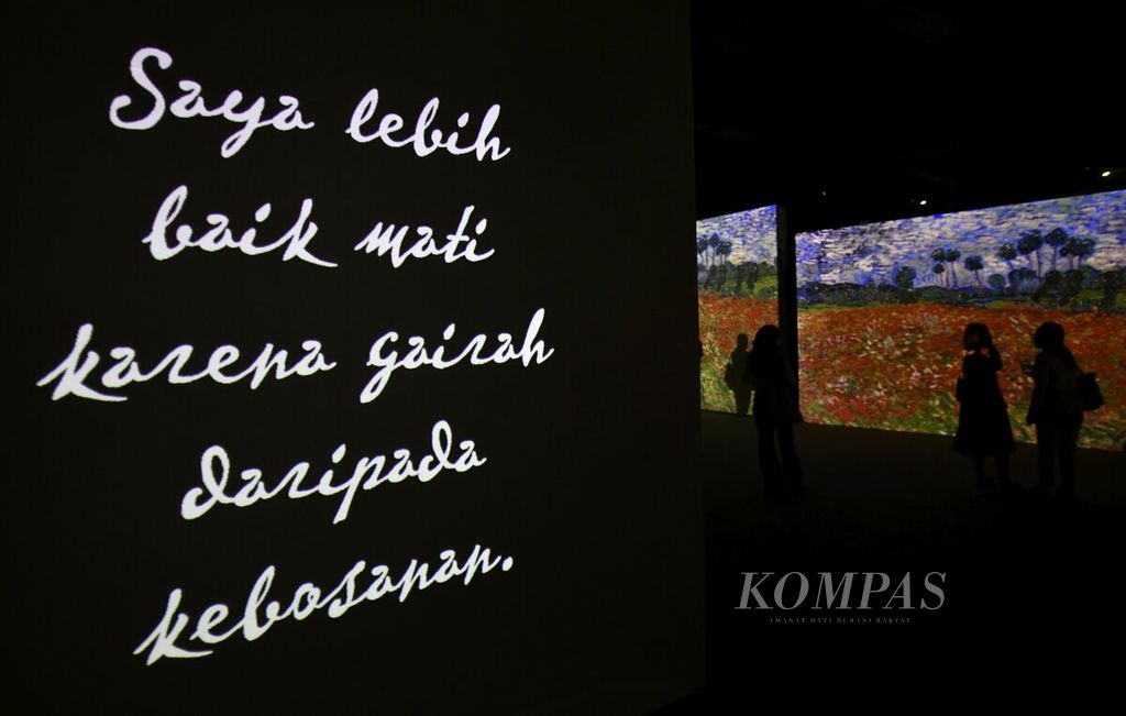 One of the quotes and works of Vincent Van Gogh were featured at the opening of the Van Gogh Alive exhibition in Mal Taman Anggrek, West Jakarta, on Thursday (6/7/2023). Van Gogh Alive, which is making its debut in Indonesia, is a multisensory exhibition of the works of art by Vincent Van Gogh. Produced by Grande Experience, the exhibition offers an immersive experience that combines sound, image, and digital technology for visitors to interact and enjoy Van Gogh's works. The Van Gogh Alive exhibition will be open to the public in Jakarta from July 7 to October 9, 2023.