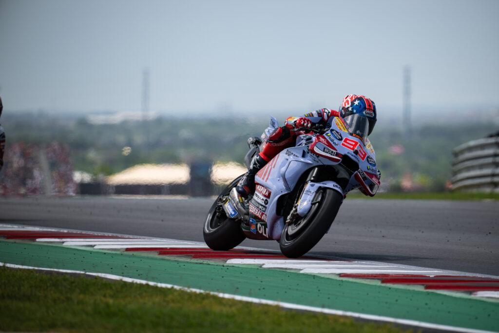 Gresini Racing racer, Marc Marquez, rode the Ducati Desmosedici GP23 in the American MotoGP race on Sunday (14/4/2024), where he briefly led the main race before falling due to front brake issues. Marquez is now headed to Jerez to chase his first win since Misano 2021.