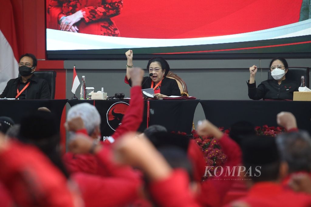 Ketua Umum DPP PDI-P Megawati Soekarnoputri memimpin acara penutupan Rapat Kerja Nasional (Rakernas) II PDI-Perjuangan di Sekolah Partai PDI Perjuangan, Lenteng Agung, Jakarta, Kamis (23/6/2022).