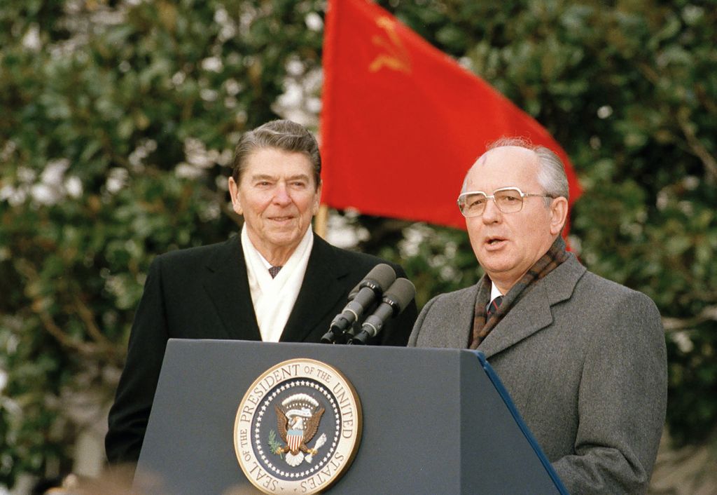 Foto mantan Presiden AS Ronald Reagan (kiri) dan mantan Presiden Uni Soviet Mikhail Gorbachev yang diambil pada 8 Desember 1987 di Gedung Putih, Washington, AS. Reagan dan Gorbachev baru saja menandatangani kesepakatan perlucutan rudal jarak pendek dan menengah yang bisa membawa hulu ledak nuklir. 