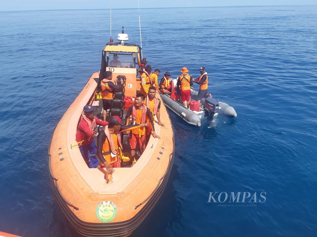 Tim SAR melakuan pencarian korban terbakarnya kapal Express Cantika 77, Rabu (26/10/2022). 