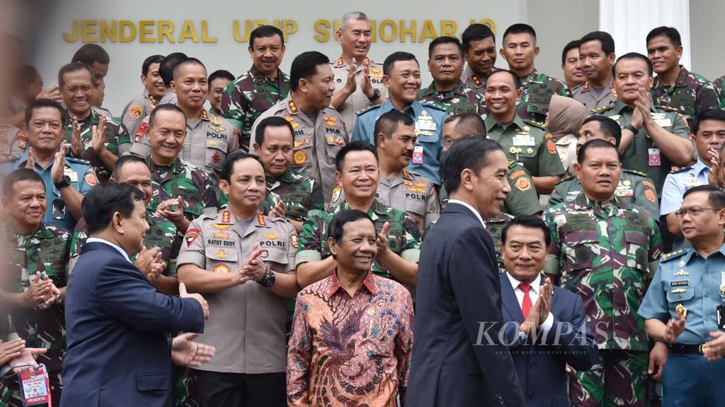 Presiden Joko Widodo didampingi Menteri Pertahanan Prabowo Subianto, Menko Polhukam Mahfud MD, dan Kepala Kantor Staf Kepresidenan (KSP) Moeldoko  berfoto bersama para peserta Rapat Pimpinan Kemenhan, TNI dan Polri Tahun 2020 di Kompleks Kemenhan, Jalan Medan Merdeka Barat, Jakarta, Kamis (23/1/2020).  