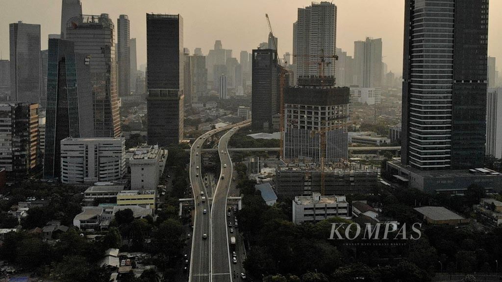 Kondisi udara di kawasan Kuningan, Jakarta Selatan, Rabu (31/7/2019). Data Air Visual beberapa waktu terakhir menunjukkan kualitas udara Jakarta masuk dalam kategori tidak sehat.