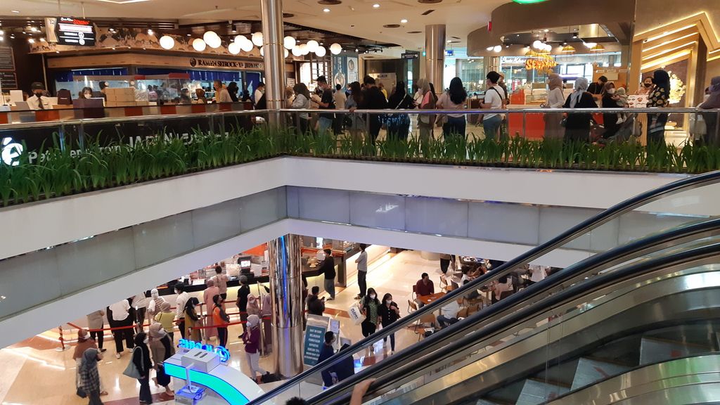 Suasana Pondok Indah Mall di hari ketiga libur Lebaran 2022, Rabu (4/5/2022).