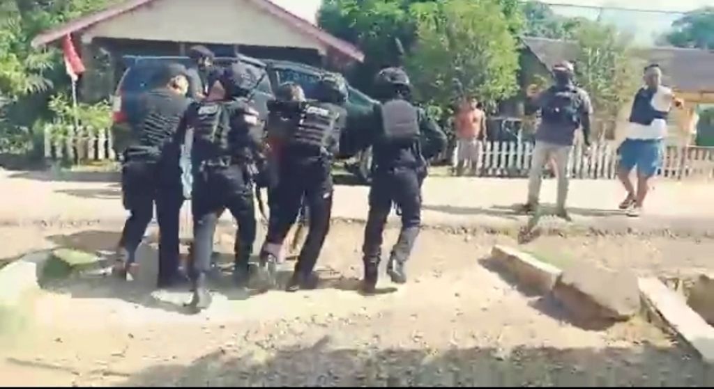 Petugas polisi menangkap Ketua Komunitas Adat Laman Kinipan Effendi Buhing, Rabu (26/8/2020).