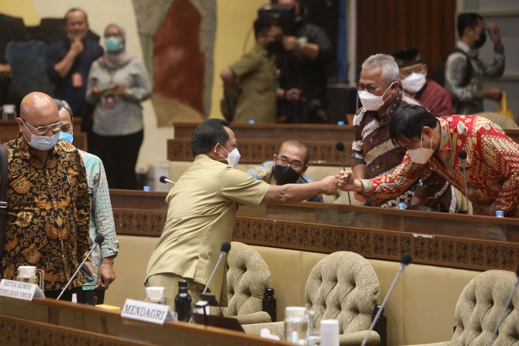 Menteri Dalam Negeri Tito Karnavian bersama Ketua KPU Ilham Saputra (kiri) tiba di Gedung DPR, Senayan, Jakarta, untuk mengikuti rapat dengan Komisi II DPR guna membahas penetapan jadwal pemilu serentak tahun 2024, Senin (24/1/2022). 