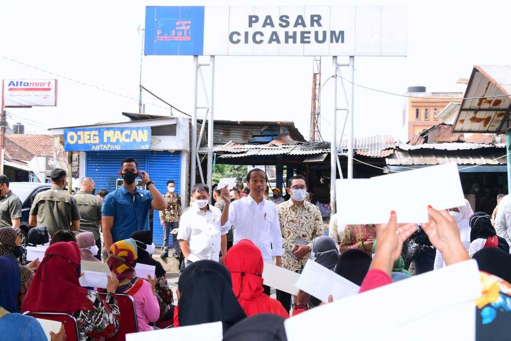 Presiden Joko Widodo didampingi Ibu Iriana Joko Widodo mengunjungi Pasar Cicaheum di Kota Bandung, Minggu (28/8/2022).