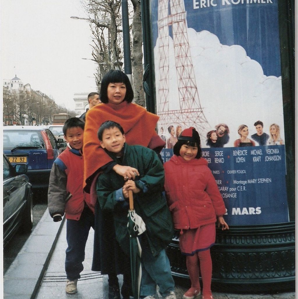 Penyunting film Mary Stephens berada di Champs-Elysées untuk peluncuran film <i>Les Rendez-vous de Paris</i> (<i>Rendezvous in Paris</i>, 1995) bersama anak-anaknya, Julien Chheng, Jonathan Chheng, dan Julie Chheng (dari kiri ke kanan).