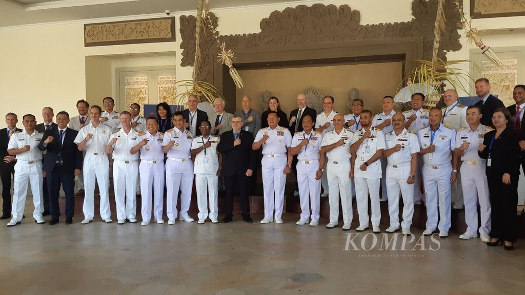 Kepala Staf TNI Angkatan Laut Laksamana Yudo Margono (tengah) berfoto bersama delegasi peserta pertemuan ke-21 Komisi Hidrografi Samudra Hindia Utara (North Indian Ocean Hydrographic Commission/NIOHC) di Nusa Dua, Kuta Selatan, Kabupaten Badung, Bali, Selasa (23/8/2022). 