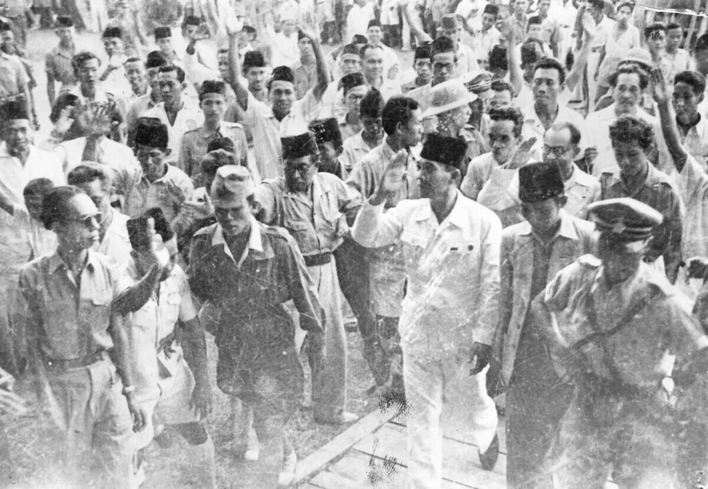 Sekitar pukul 16.30, Rabu (19/9/1945), Bung Karno tiba di Lapangan Ikada (sekarang Lapangan Monas) dengan kawalan ketat. Bung Karno hanya berpidato sekitar dua menit untuk membubarkan lautan rakyat yang menantinya sejak pagi.