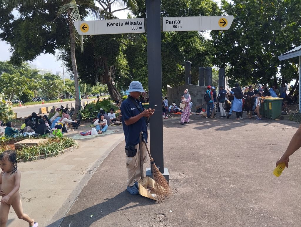 Petugas kebersihan bersiaga di kawasan wisata Ancol, Jakarta Utara, Kamis (11/4/2024) siang. Pihak Ancol saat libur Lebaran menyiagakan 165 petugas kebersihan.