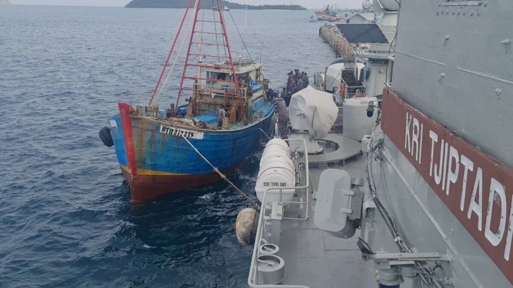 Kapal Republik Indonesia Tjiptadi-381 menangkap satu kapal ikan Vietnam yang diduga melakukan penangkapan ikan secara ilegal di perairan yang berjarak 79,64 kilometer dari Pulau Laut, Kabupaten Natuna, Kepulauan Riau, Senin (10/1/2022).