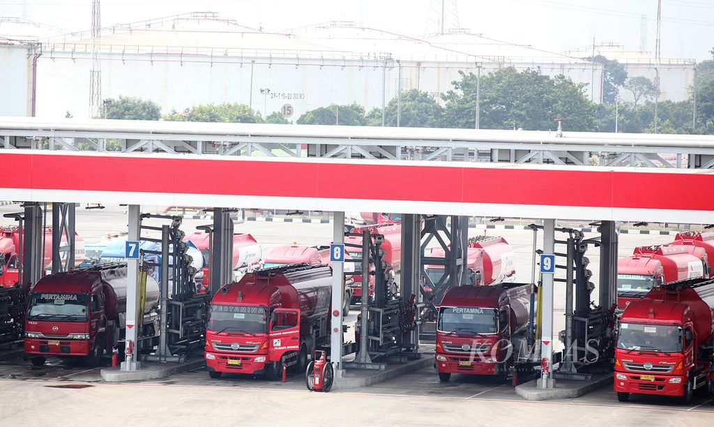 Aktivitas pengisian bahan bakar minyak (BBM) ke truk pengangkut di Terminal BBM Jakarta Group PT. Pertamina (Persero), Plumpang, Jakarta Utara, Rabu (31/7) lalu.