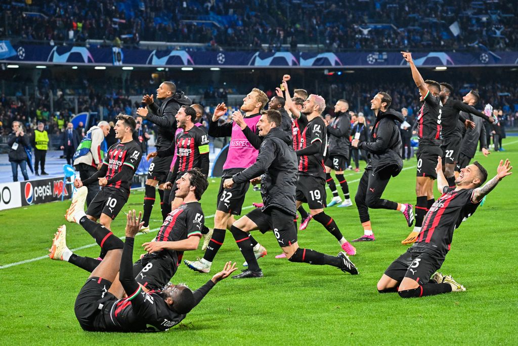 Pemain AC Milan merayakan sukses mereka lolos ke semifinal usai laga kedua perempat final Liga Champions Eropa antara Napoli dan AC Milan di Stadion Diego Armando Maradona, Napoli, Italia, Rabu (19/4/2023) dini hari WIB. 