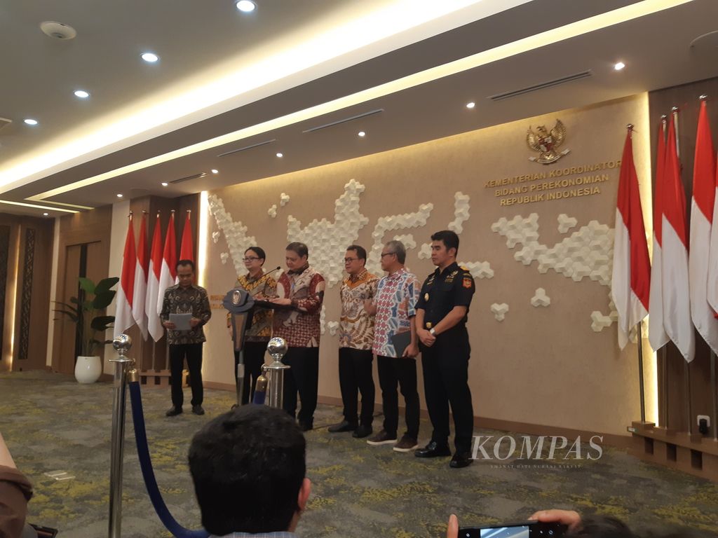 Menteri Koordinator Bidang Perekonomian Airlangga Hartarto, Wakil Menteri Perdagangan Jerry Sambuaga, serta Direktur Jenderal Bea dan Cukai Kementerian Keuangan Askolani memberikan keterangan pers tentang relaksasi larangan dan pembatasan (lartas) impor di Kemenko Perekonomian, Jakarta, Jumat (17/5/2024).