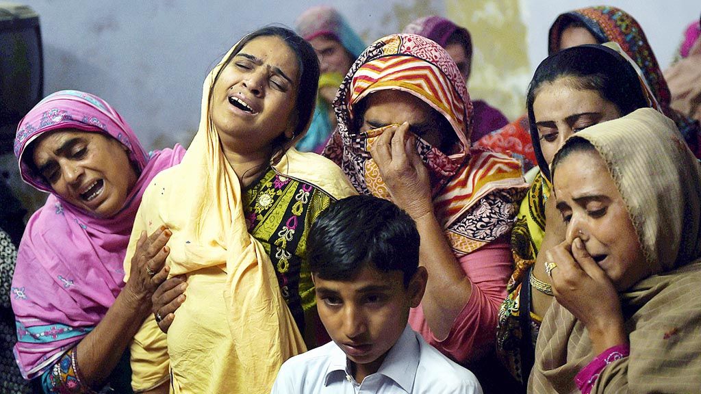 Seorang perempuan (kedua dari kiri)   menangisi kepergian Zeshan, putranya yang baru berusia 13 tahun, dalam upacara pemakaman di kota Sehwan, Provinsi Sindh, Pakistan, Kamis (16/2). Zeshan adalah satu dari 70 korban tewas, termasuk 20 anak-anak, dalam ledakan bom di kota yang terletak 200 kilometer timur laut Karachi itu.
