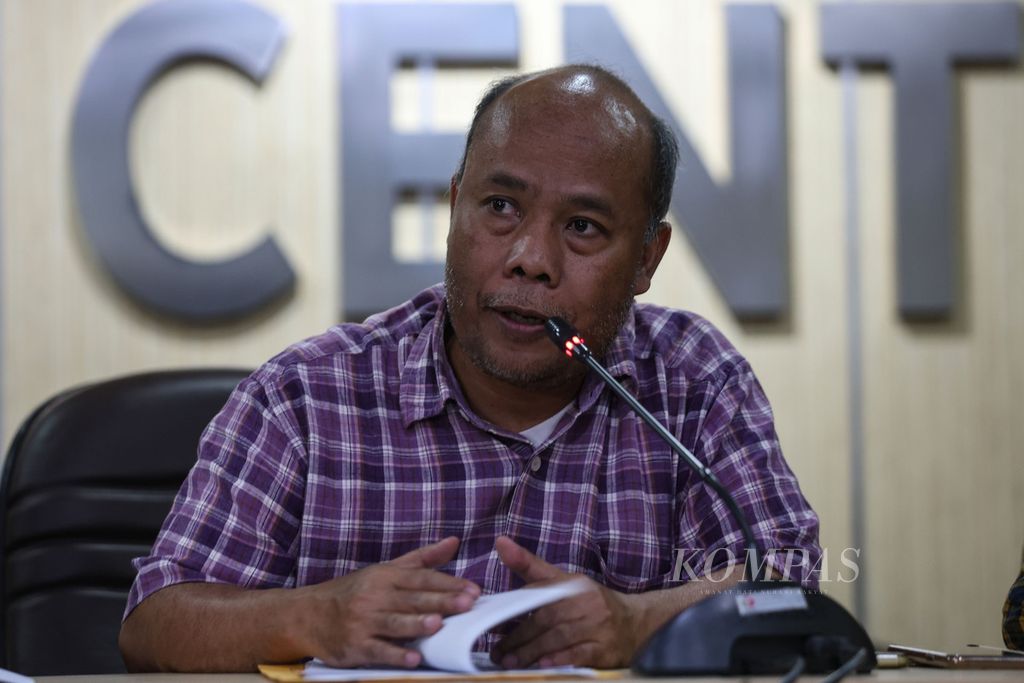 Direktur Eksekutif Migrant Care Wahyu Susilo berbicara di kantor Badan Pengawas Pemilu (Bawaslu), Jakarta, 26 Januari 2024. 