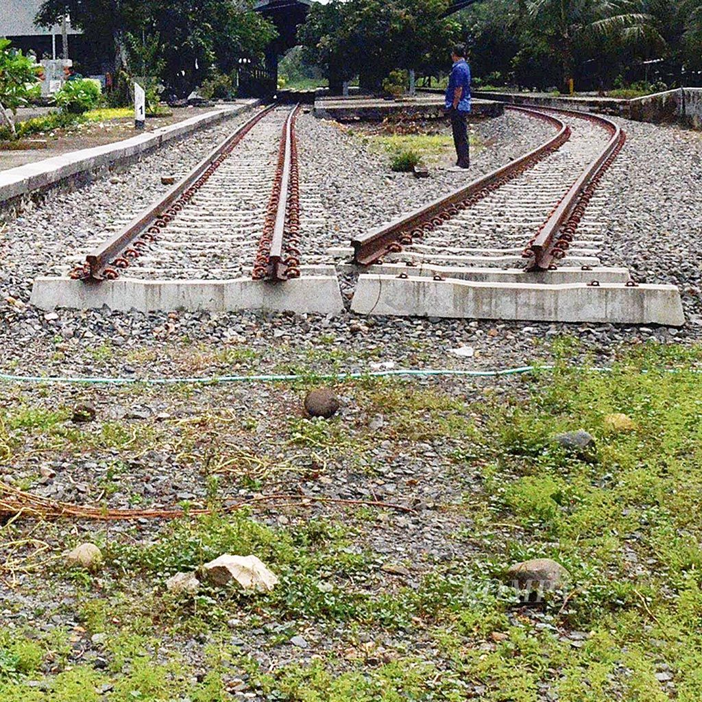 Proyek reaktivasi jalur kereta api Tuntang-Kedungjati, Kabupaten Grobogan, Jawa Tengah, yang dimulai pada 2015 terhenti. Pemasangan kembali rel kereta api dari Stasiun Kedungjati telah dilakukan seperti pada foto, Senin (15/1), tetapi belum tersambung dengan jalur rel ke arah Tuntang sepanjang 1 kilometer.