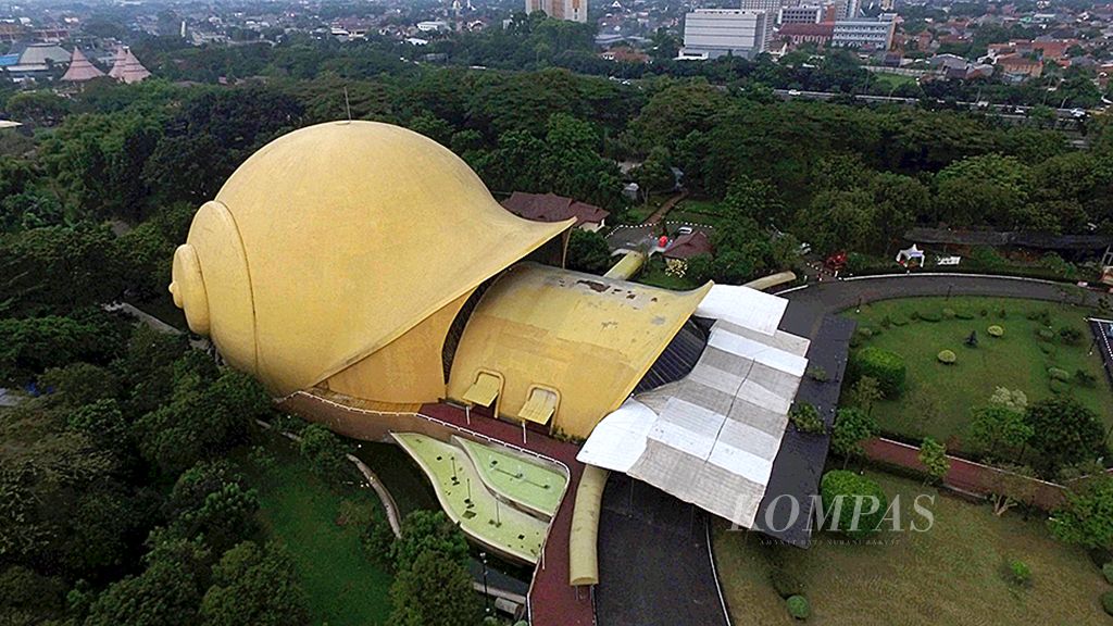  Teater Imax Keong Emas, berbentuk keong emas raksasa, di TMII, Jakarta Timur, Minggu (18/6). Gedung ini berdiri atas prakarsa Ibu Tien Soeharto yang diresmikan pada 20 April 1984. 