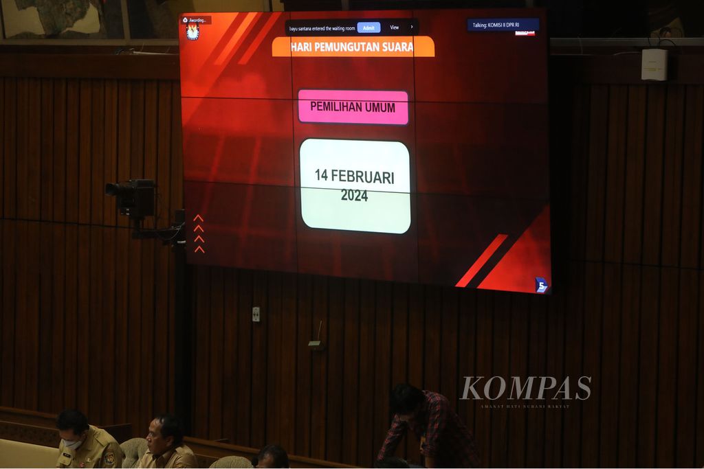 Tanggal pemungutan suara Pemilu 2024 ditayangkan saat rapat Komisi II DPR di Kompleks Parlemen, Senayan, Jakarta, Senin (24/1/2022). 