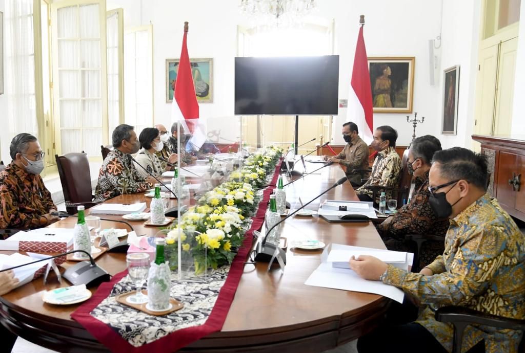 Presiden Joko Widodo menerima Panitia Seleksi Calon Anggota Dewan Komisioner Otoritas Jasa Keuangan (OJK) Periode 2022-2027, di Istana Bogor, Senin (7/3/2022).