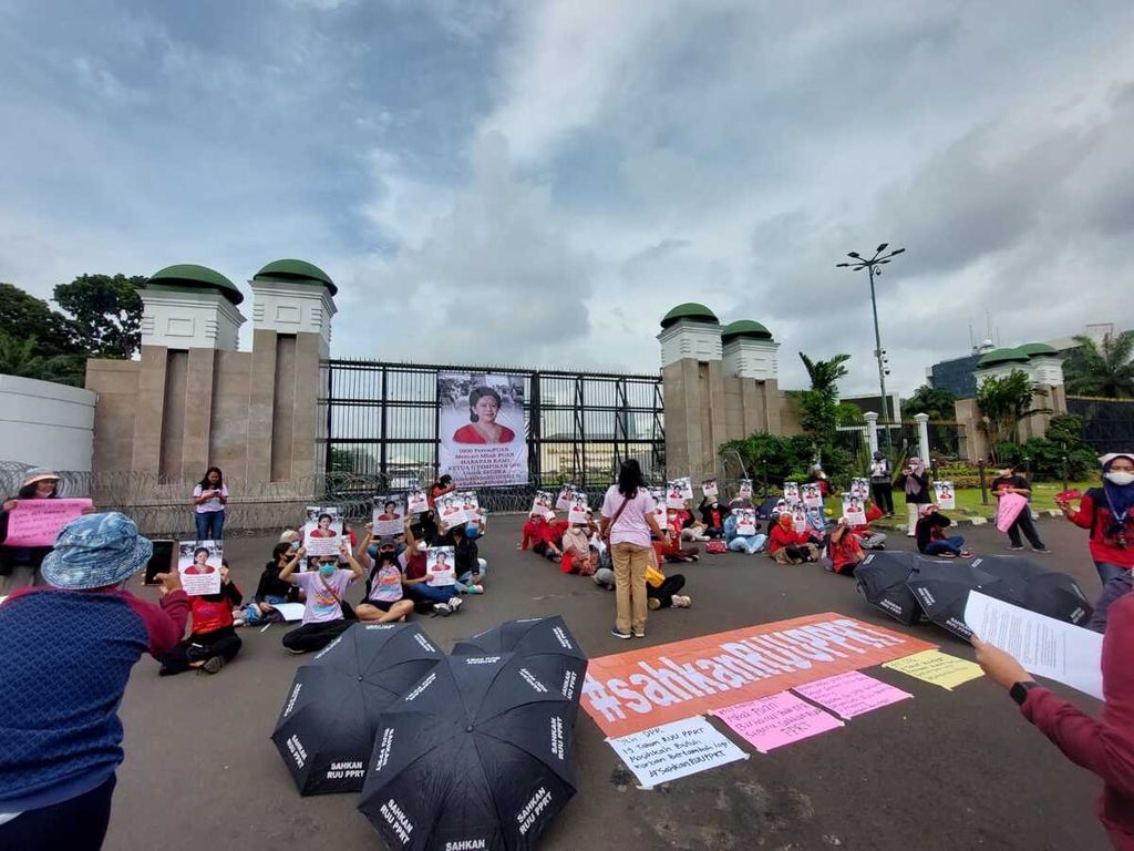 Memperingati Hari Perempuan Internasional, Koalisi Sipil untuk UU PPRT menggelar aksi di depan pintu gerbang kantor Parlemen Senayan, membentangkan membawa poster dan alat rumah tangga. Mereka mendesak Ketua DPR Puan Maharani segera mengesahkan RUU PPRT.