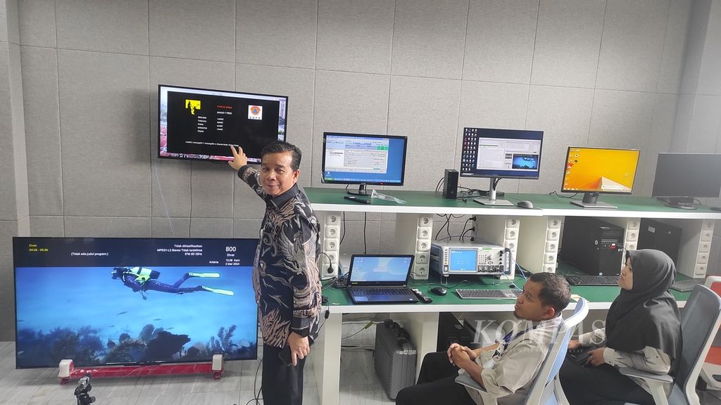 Kepala BBPPT Syaharuddin menunjukkan salah satu ruang laboratorium pengujian alat dan perangkat telekomunikasi di BBPPT yang berlokasi di Tapos, Kota Depok, Jawa Barat, Kamis (2/5/2024).