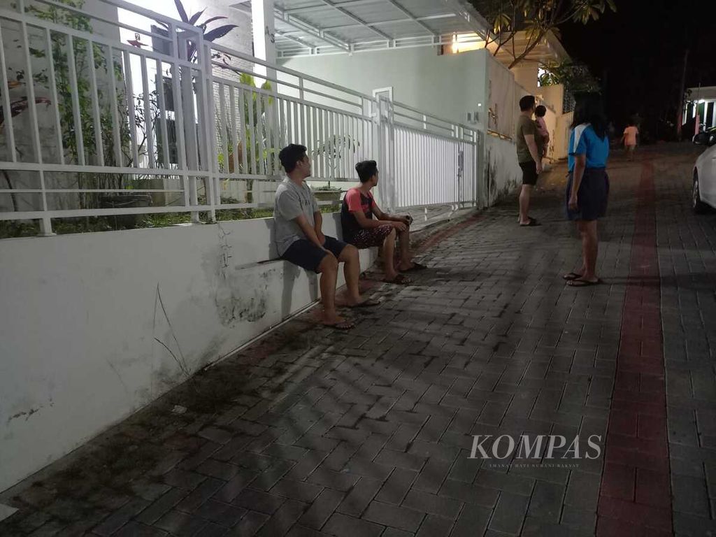 Warga berada di luar rumah di Dusun Surobayan, Desa Argomulyo, Kecamatan Sedayu, Kabupaten Bantul, Daerah Istimewa Yogyakarta, setelah terjadi gempa bumi pada Jumat (30/6/2023) malam.