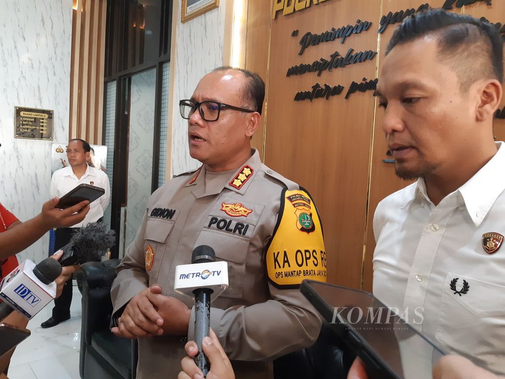 Kepala Kepolisian Resor Jakarta Utara Komisaris Besar Gidion Arif Setyawan (kiri) memberikan keterangan mengenai perkembangan pemeriksaan kasus bunuh diri di Apartemen Teluk Intan, Penjaringan, Jakarta Utara, Senin (18/3/2024). 