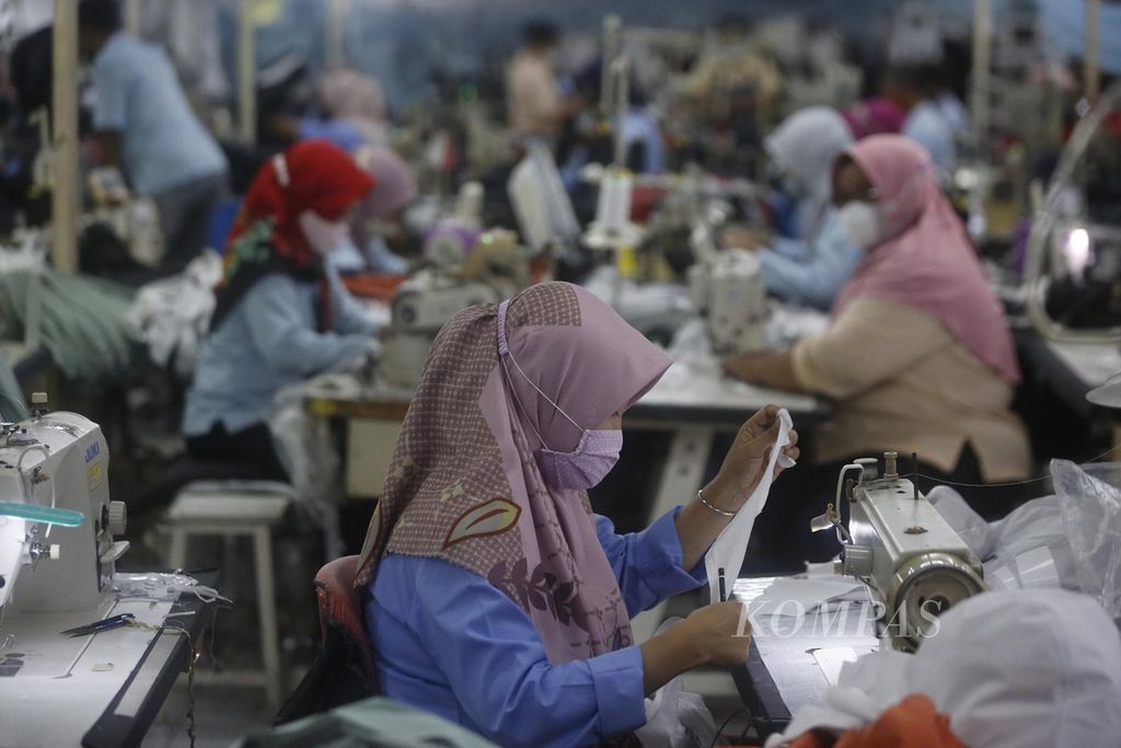 Aktivitas produksi garmen PT Pan Brothers Tbk di Kota Tangerang, Banten, Senin (27/3/2023). 
