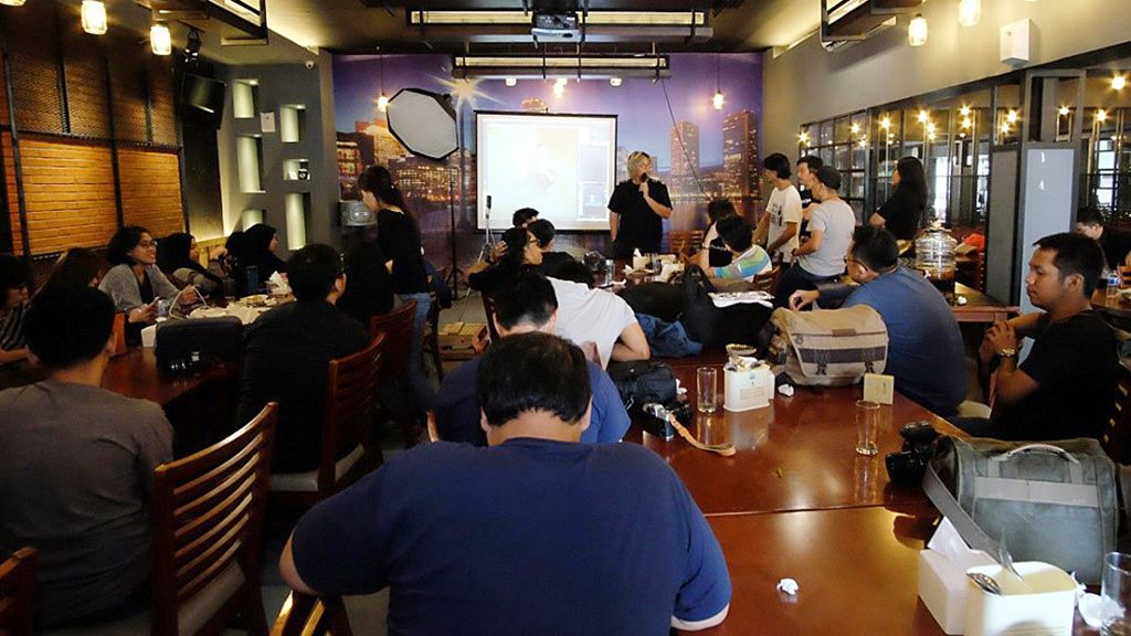 Komunitas Mirrorlesscam berbagi ilmu di sebuah pertemuan, beberapa waktu lalu, di Jakarta.