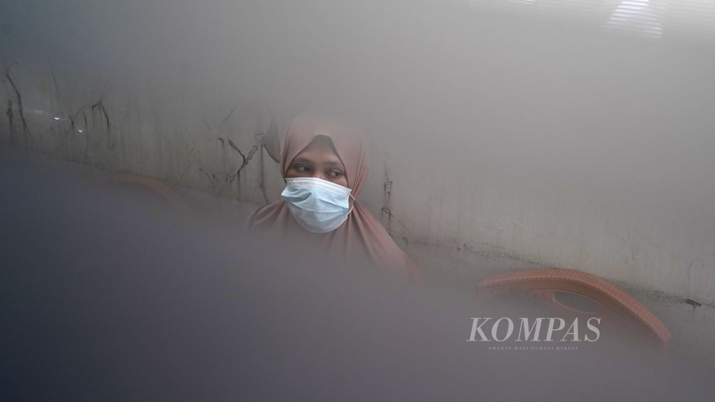 Pasien dengan gejala batuk dan sesak napas antre memeriksakan diri di Poli Batuk dan infeksi saluran pernapasan akut di Puskesmas Kecamatan Cilincing, Jakarta Utara, Selasa (22/8/2023). 