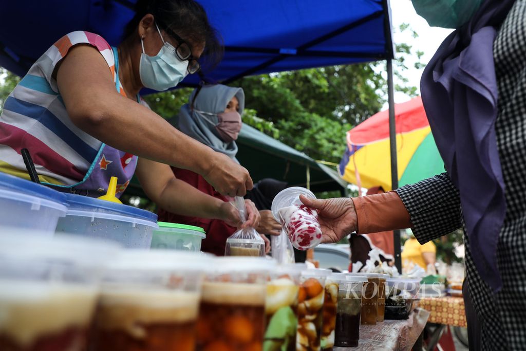 Pembeli memilih aneka panganan untuk berbuka puasa di depan sebuah kompleks pertokoan di Rawabuntu, Tangerang Selatan, Banten, 18 April 2021.