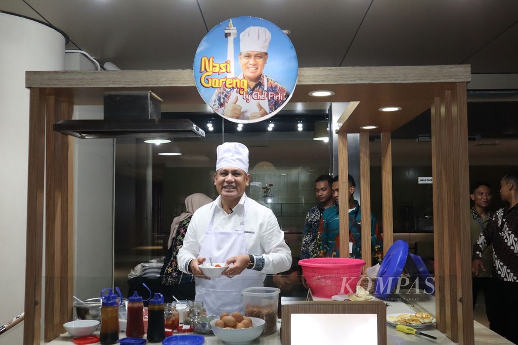 Ketua KPK Firli Bahuri memasak nasi goreng di area kantin lantai 3 Gedung Merah Putih KPK, Kuningan, Jakarta Selatan, Senin (20/1/2020) malam.