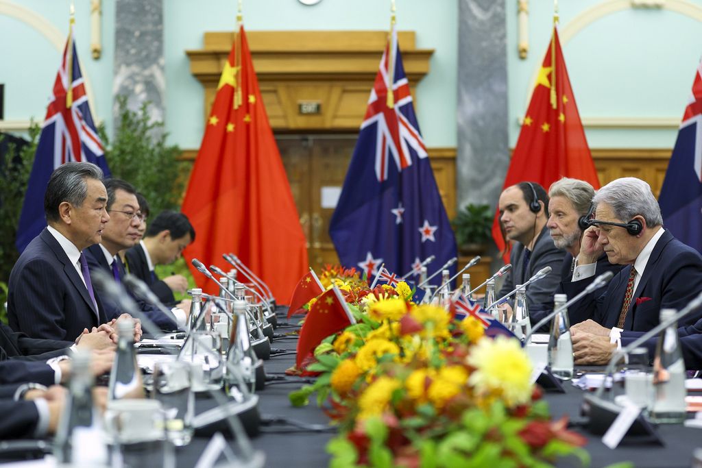 Menteri Luar Negeri China Wang Yi (kiri) berbicara saat pertemuan bilateral dengan mitranya, Menlu Selandia Baru Winston Peters (kanan), di Wellington, Selandia Baru, Senin (18/3/2024). 
