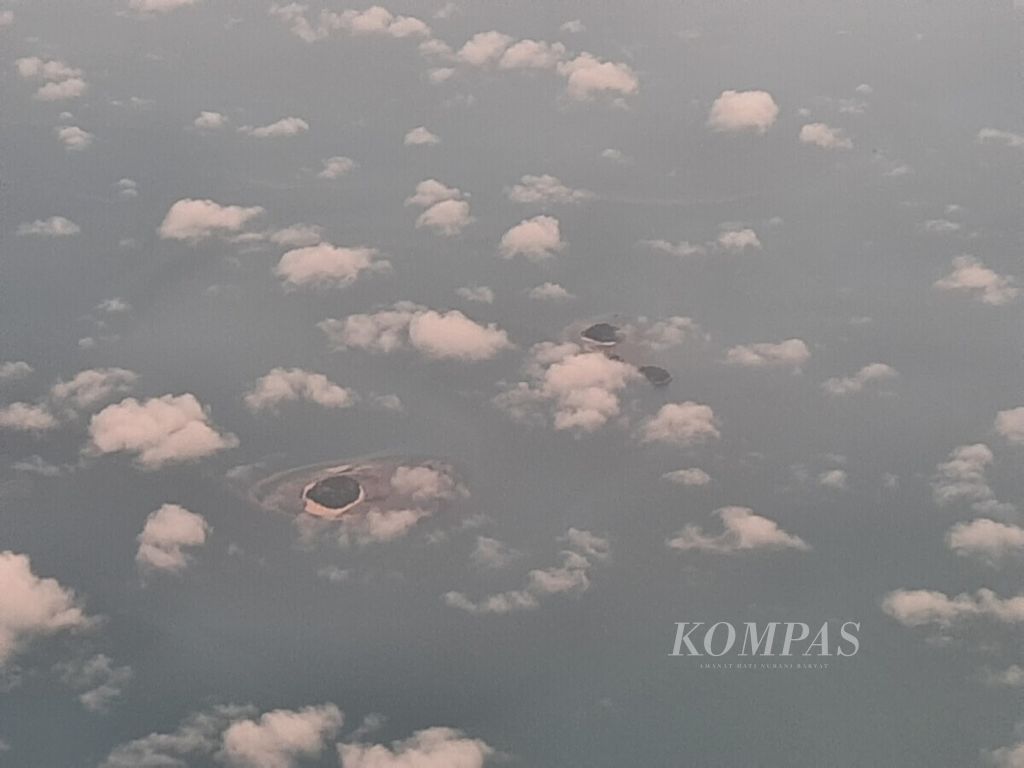 Pulau-pulau kecil terlihat dalam penerbangan dari Palembang, Sumatera Selatan menuju Pulau Bangka, Minggu, (15/12/2019). Pulau-pulau kecil terancam tenggelam akibat kenaikan permukaan laut.