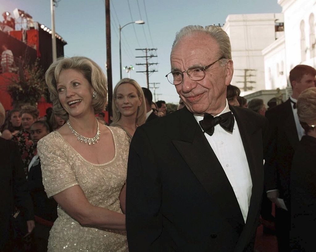 Rupert Murdoch bersama istrinya, Anna Murdoch, saat menghadiri Academy Awards Ke-70 di Shrine Auditorium, Los Angeles, AS, 23 Maret 1998. 