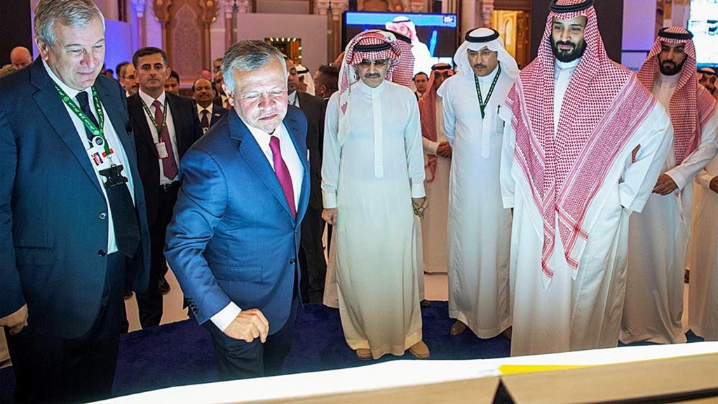 Putra Mahkota Arab Saudi Pangeran Mohammed bin Salman (kedua dari kanan), Pangeran Waleed bin Talal (keempat dari kanan), dan Raja Abdullah II ibn al-Hussein dari Jordania (depan, kedua dari kiri) menghadiri konferensi investasi di Riyadh, Arab Saudi, 23 Oktober 2018. Pangeran Waleed kini menjadi salah satu andalan Pangeran Mohammed guna membujuk para investor asing agar tetap mau berinvestasi di Arab Saudi pasca-tewasnya wartawan senior Jamal Khashoggi.