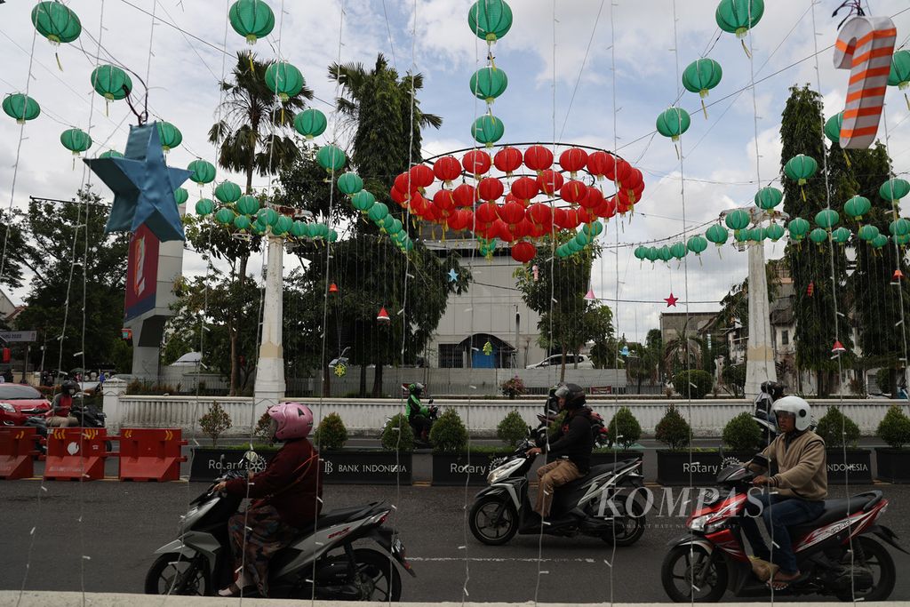 Lampion dan dekorasi bertema Natal dipasang di seberang Balai Kota Surakarta, Surakarta, Jawa Tengah, Rabu (30/11/2022). Selain untuk menyambut hari raya Natal, bermacam dekorasi tersebut dipasang juga untuk semakin mengobarkan semangat keberagaman di Surakarta.
