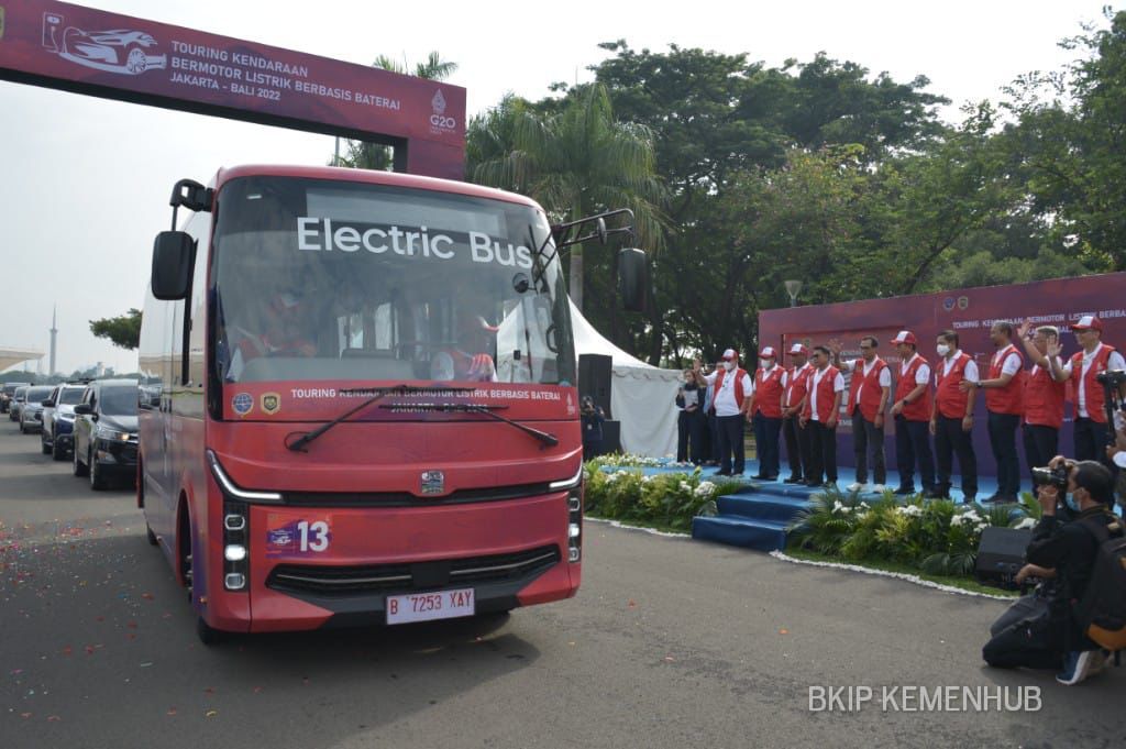 Sejumlah mobil listrik secara resmi dilepas untuk melakukan perjalanan touring Jakarta-Bali, Senin (7/11/2022), di Silang Monas, Jakarta, dalam rangka penyelenggaraan KTT G20. Ada pula bus listrik di antara barisan mobil listrik lainnya. ARSIP KEMENTERIAN PERHUBUNGAN