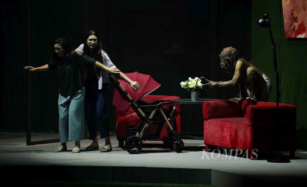 Pertunjukan teater Ariyah dari Jembatan Ancol dipentaskan di Teater Jakarta, Taman Ismail Marzuki, Jakarta, Rabu (26/7/2023). 