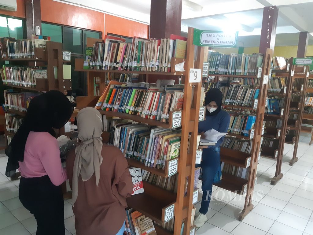 Pengunjung sedang mencari buku di Perpustakaan 400 Kota Cirebon, Jawa Barat, Selasa (17/1/2023). Sepanjang 2022, sebanyak 19.854 pengunjung mendatangi perpustakaan daerah tersebut. Adapun koleksi buku di perpustakaan mencapai 46.343 eksemplar.